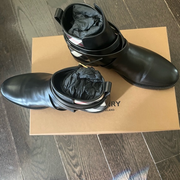 Burberry boots - Picture 3 of 3